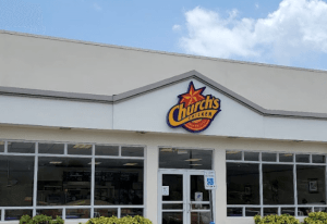 Investigan robo en restaurante Church’s Chicken